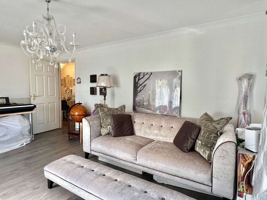 Flat Woodland Crescent in Greater London
