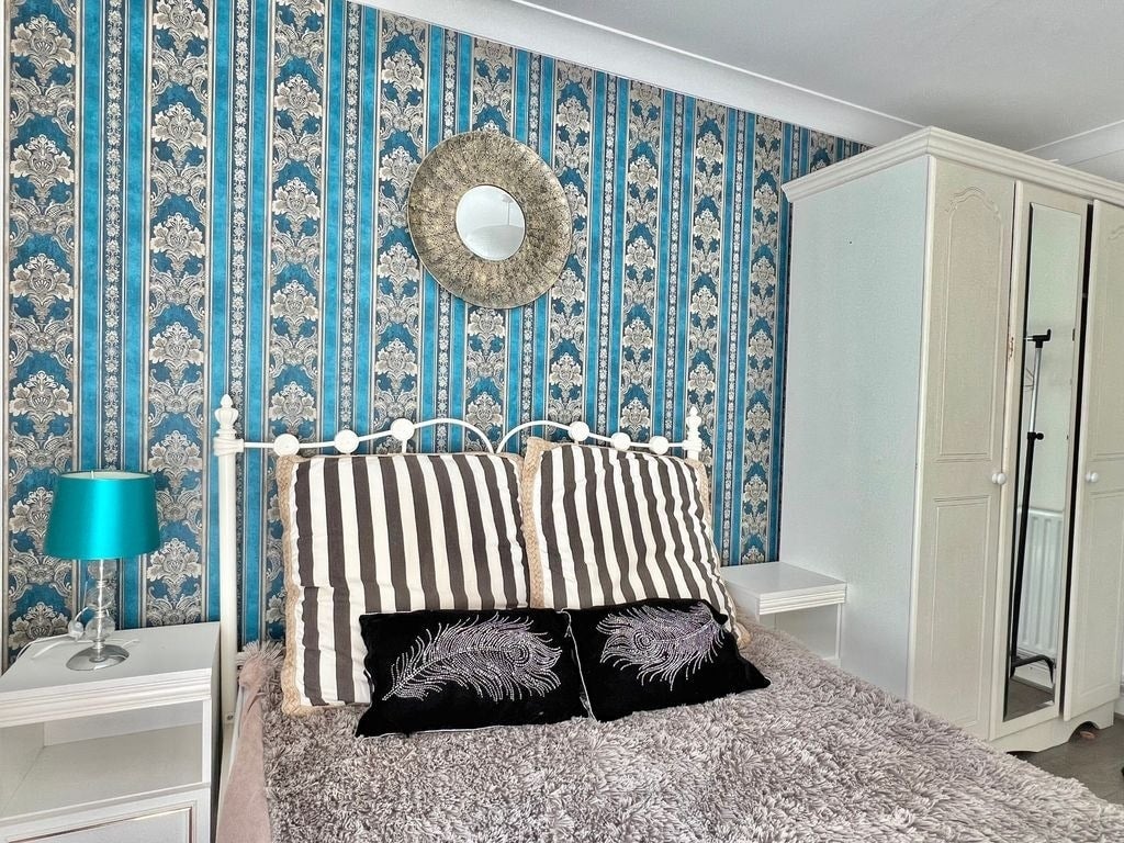 Flat Woodland Crescent in Greater London