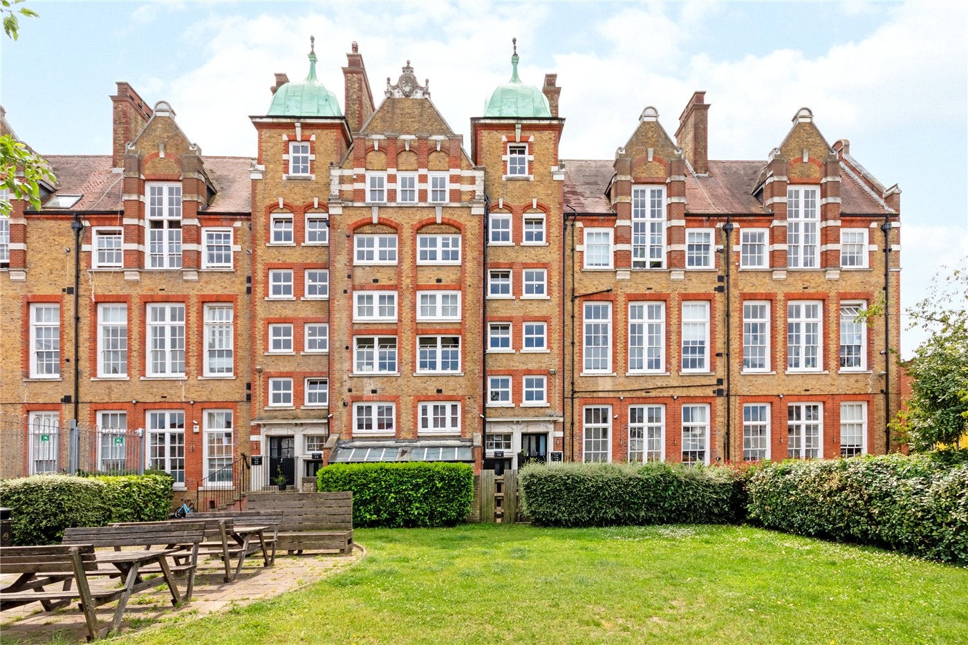 Flat Gatton Road in Greater London