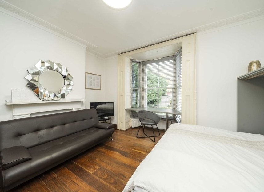 Flat Atwood Road in Greater London