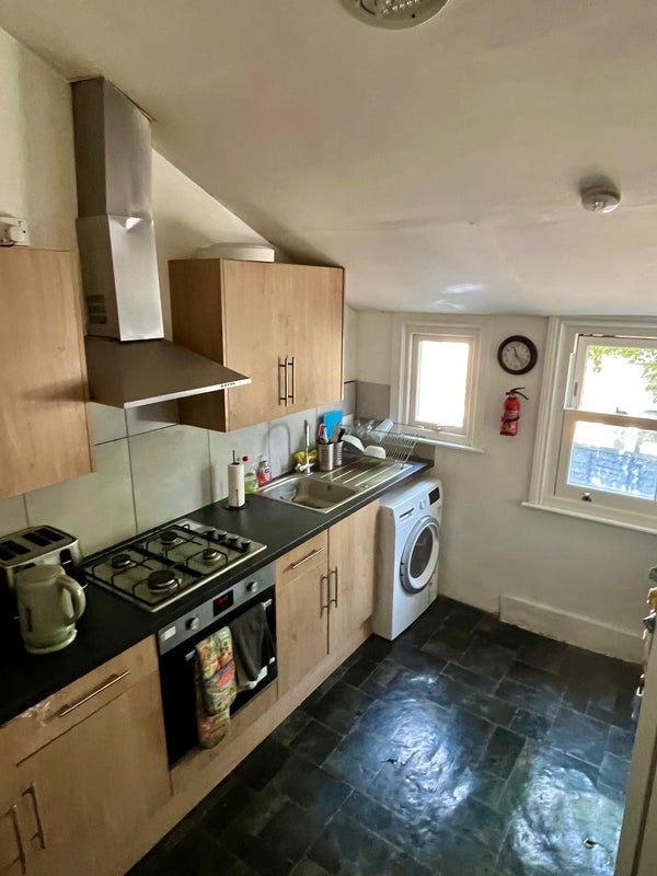 Room Coverton Road in Greater London