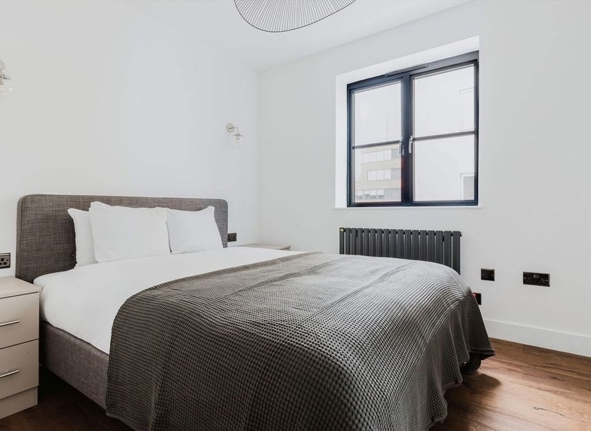 Flat Henriques Street in Greater London