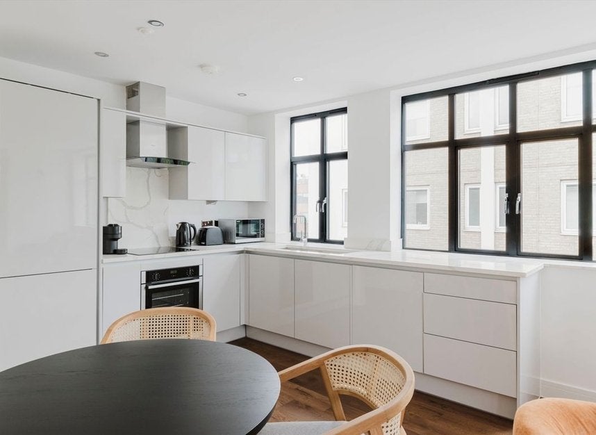 Flat Henriques Street in Greater London