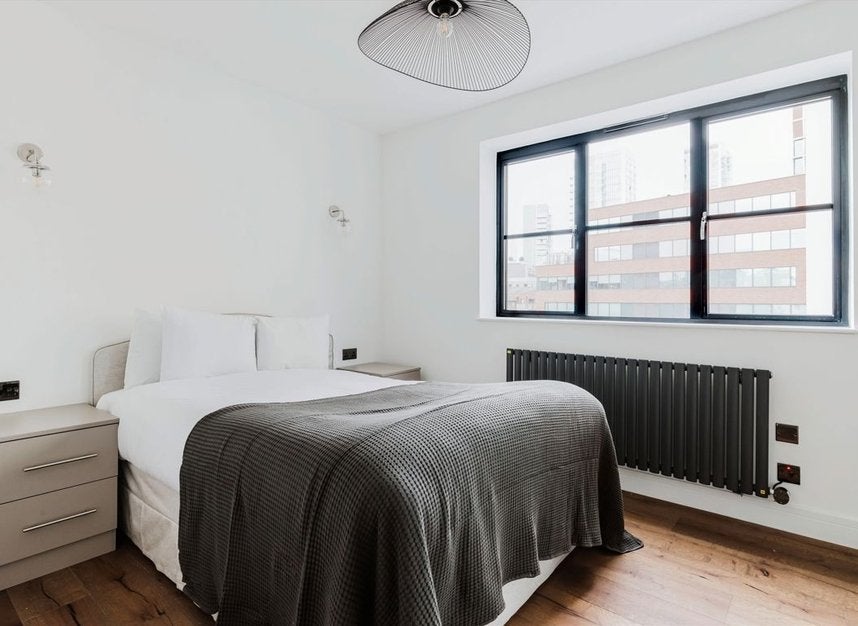 Flat Henriques Street in Greater London
