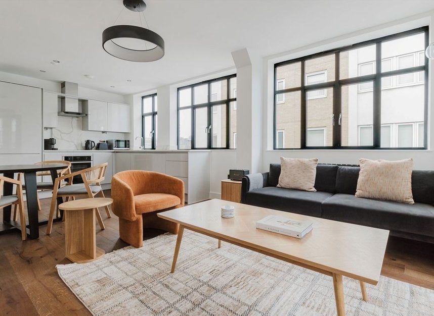 Flat Henriques Street in Greater London