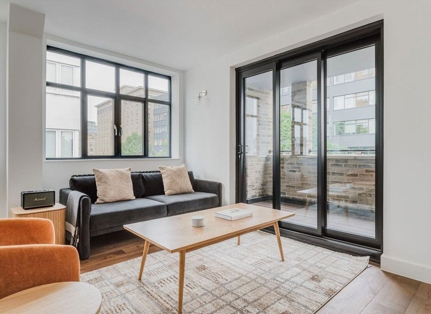Flat Henriques Street in Greater London