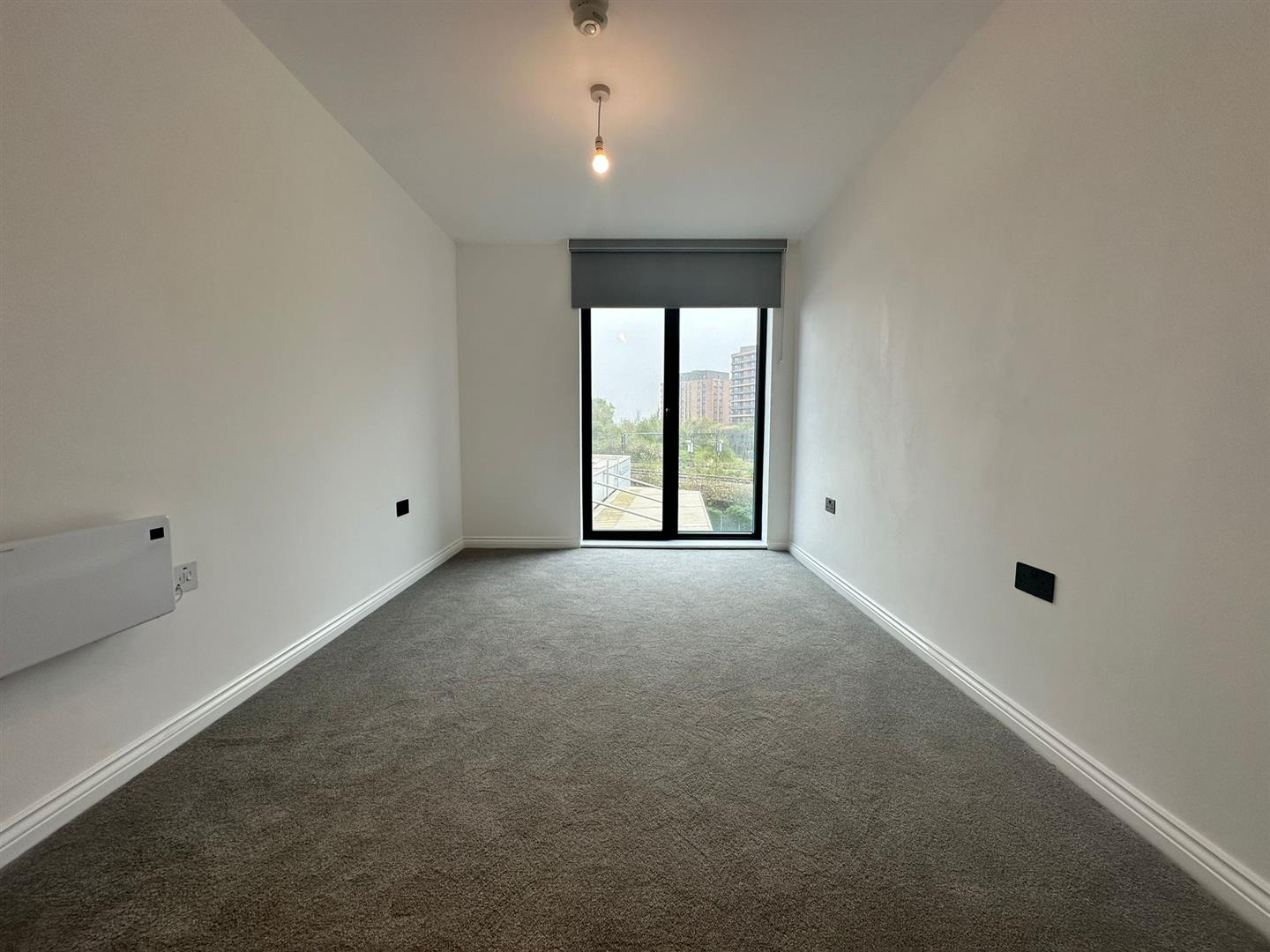 Flat Whitehall Road in Leeds