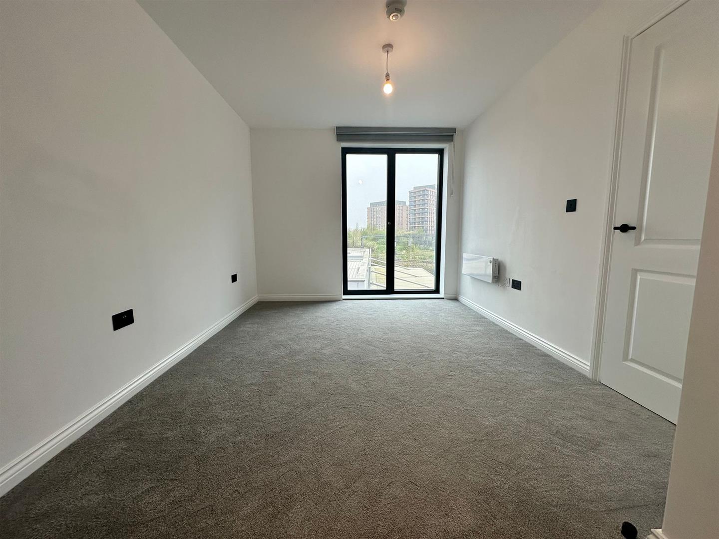 Flat Whitehall Road in Leeds