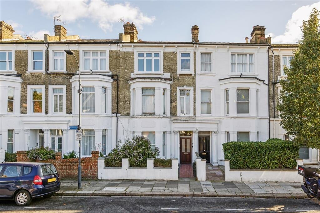 Flat Percy Road in Greater London