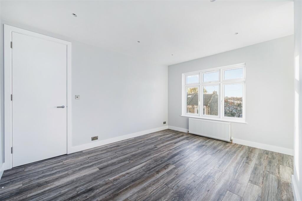 Flat Percy Road in Greater London