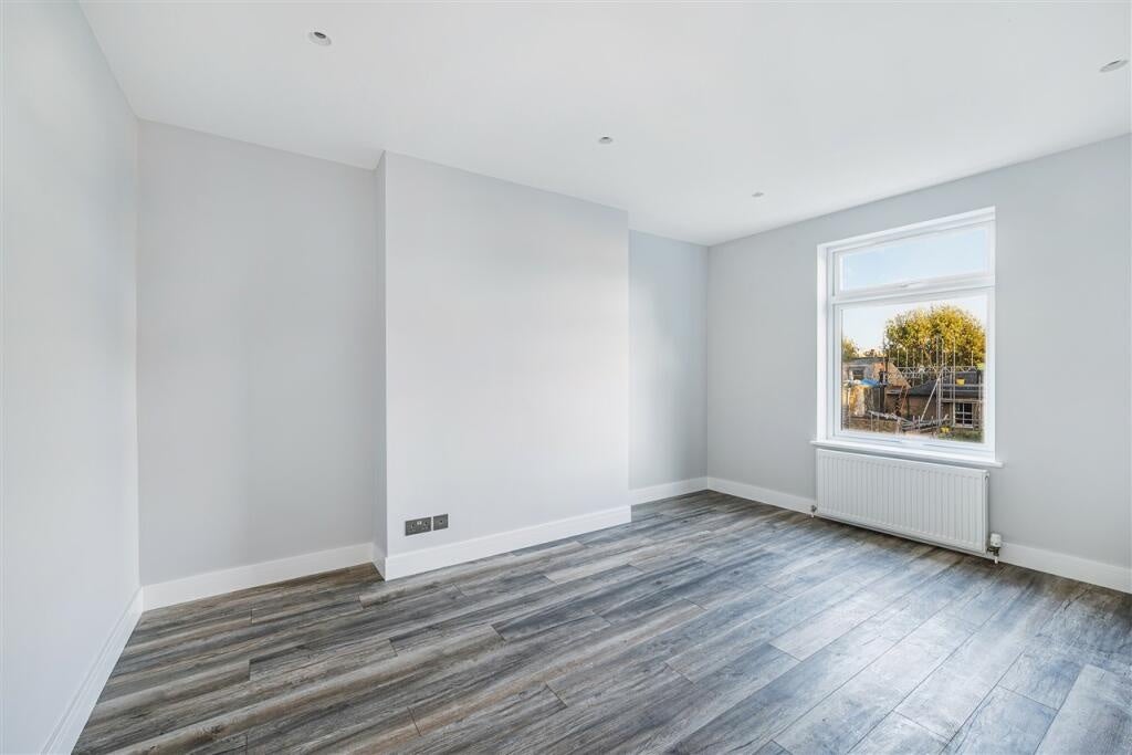 Flat Percy Road in Greater London