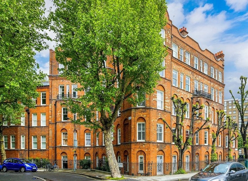 Flat Beaumont Crescent in Greater London
