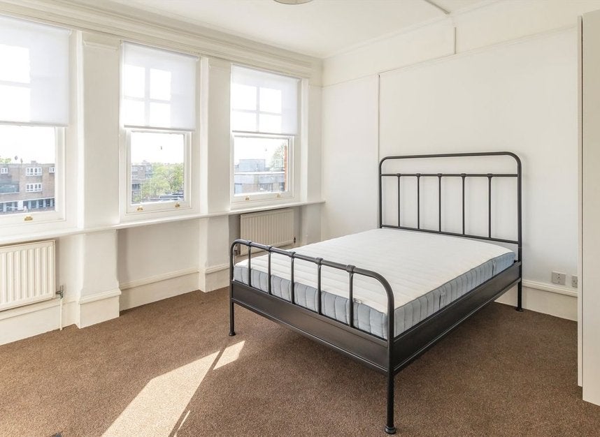Flat Beaumont Crescent in Greater London