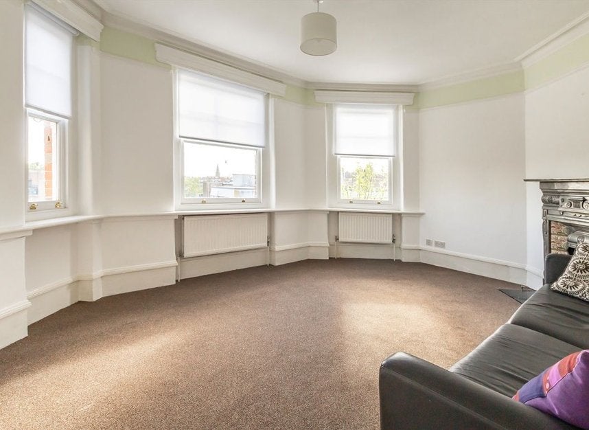 Flat Beaumont Crescent in Greater London
