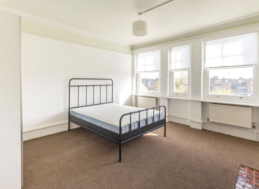 Flat Beaumont Crescent in Greater London