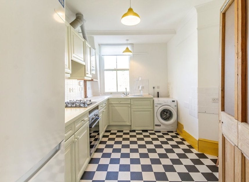 Flat Beaumont Crescent in Greater London
