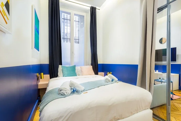 Flat Avenue Pierre-Iᵉʳ-de-Serbie in Paris