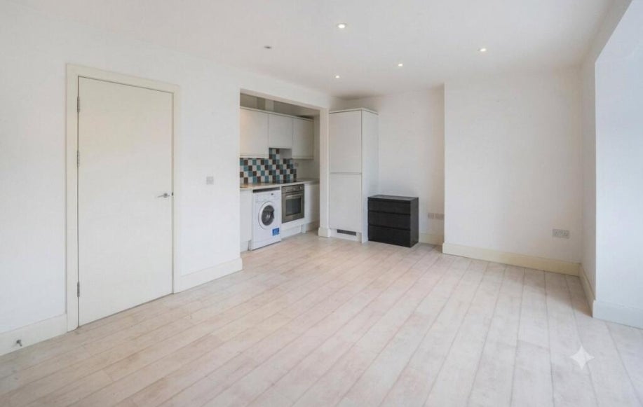 Flat Finchley Road in Greater London