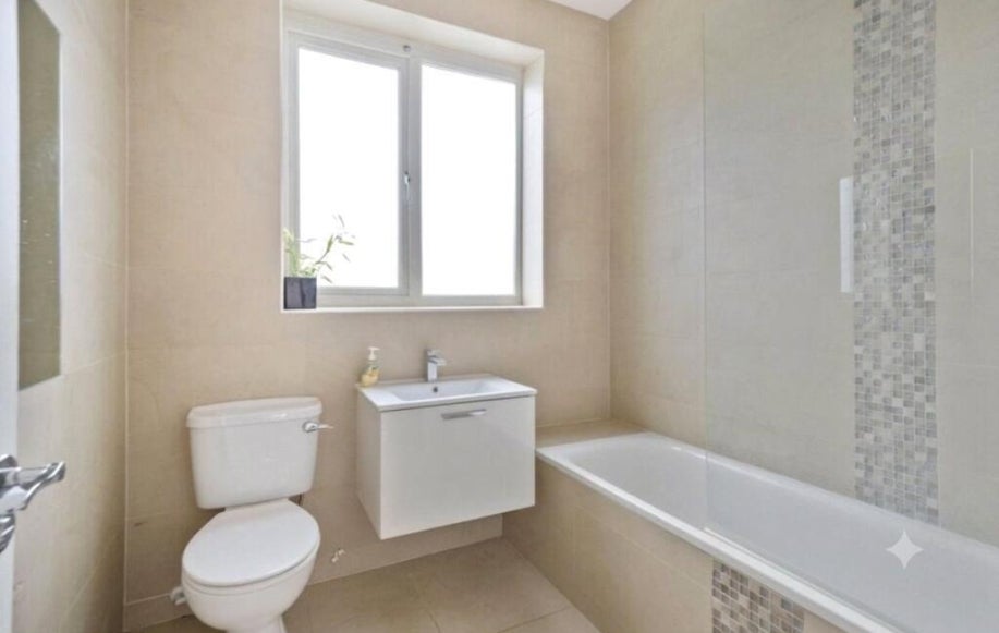 Flat Finchley Road in Greater London