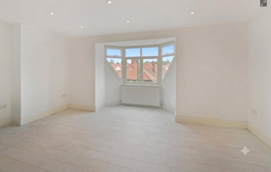Flat Finchley Road in Greater London