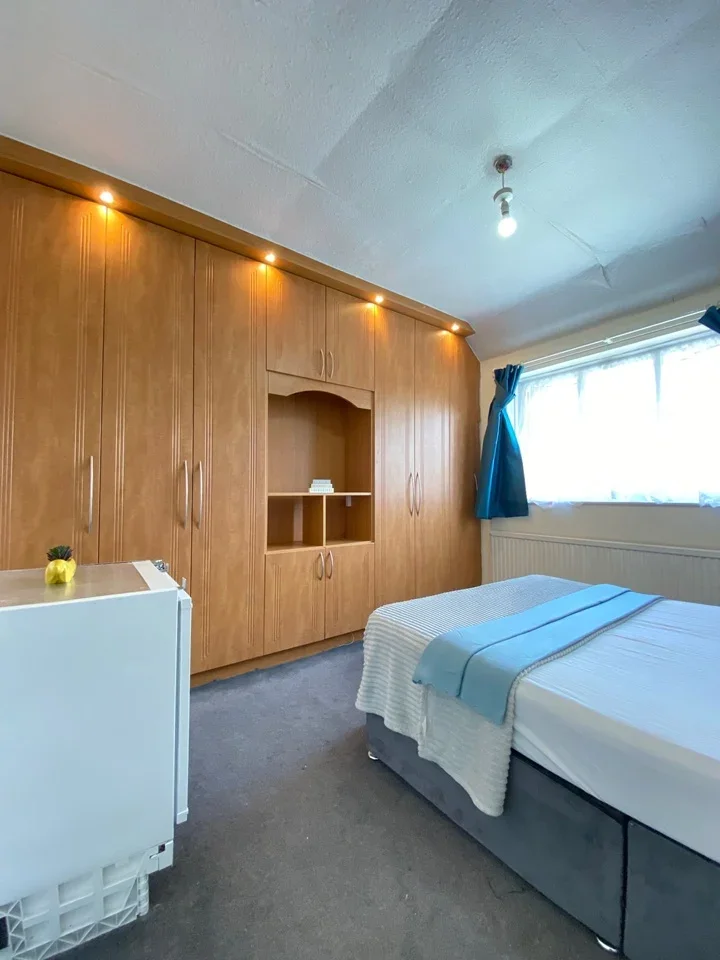 Room Chalfont Avenue in Greater London