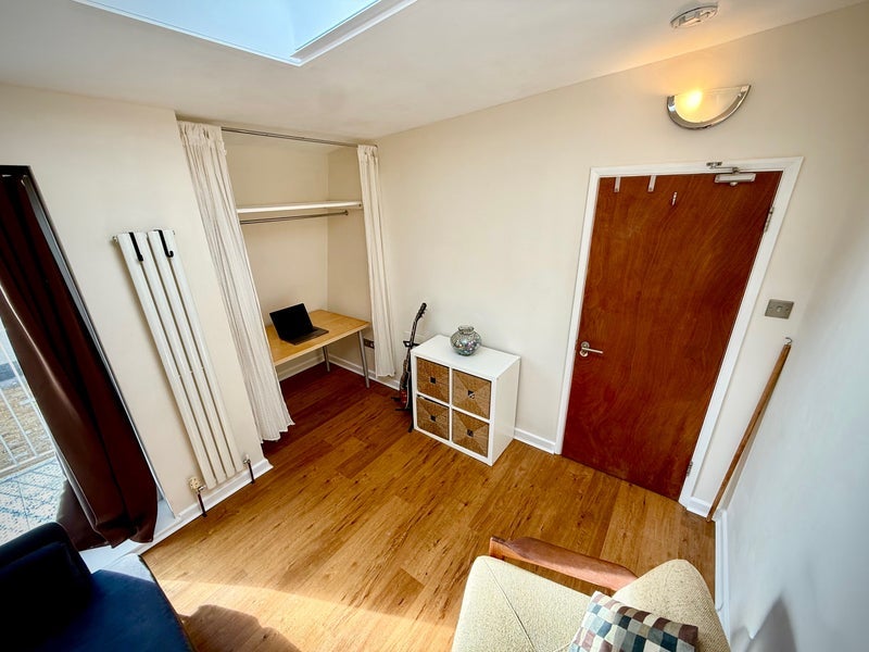 Room Siani Mews in Greater London