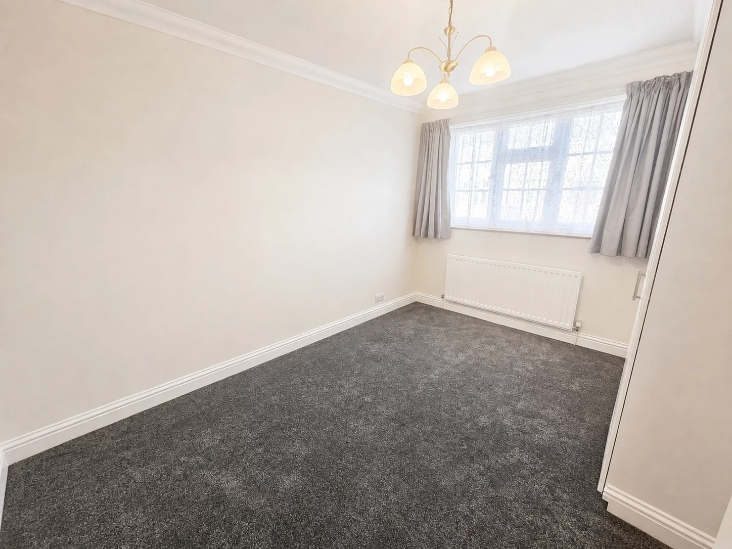 Flat Hale Lane in Greater London