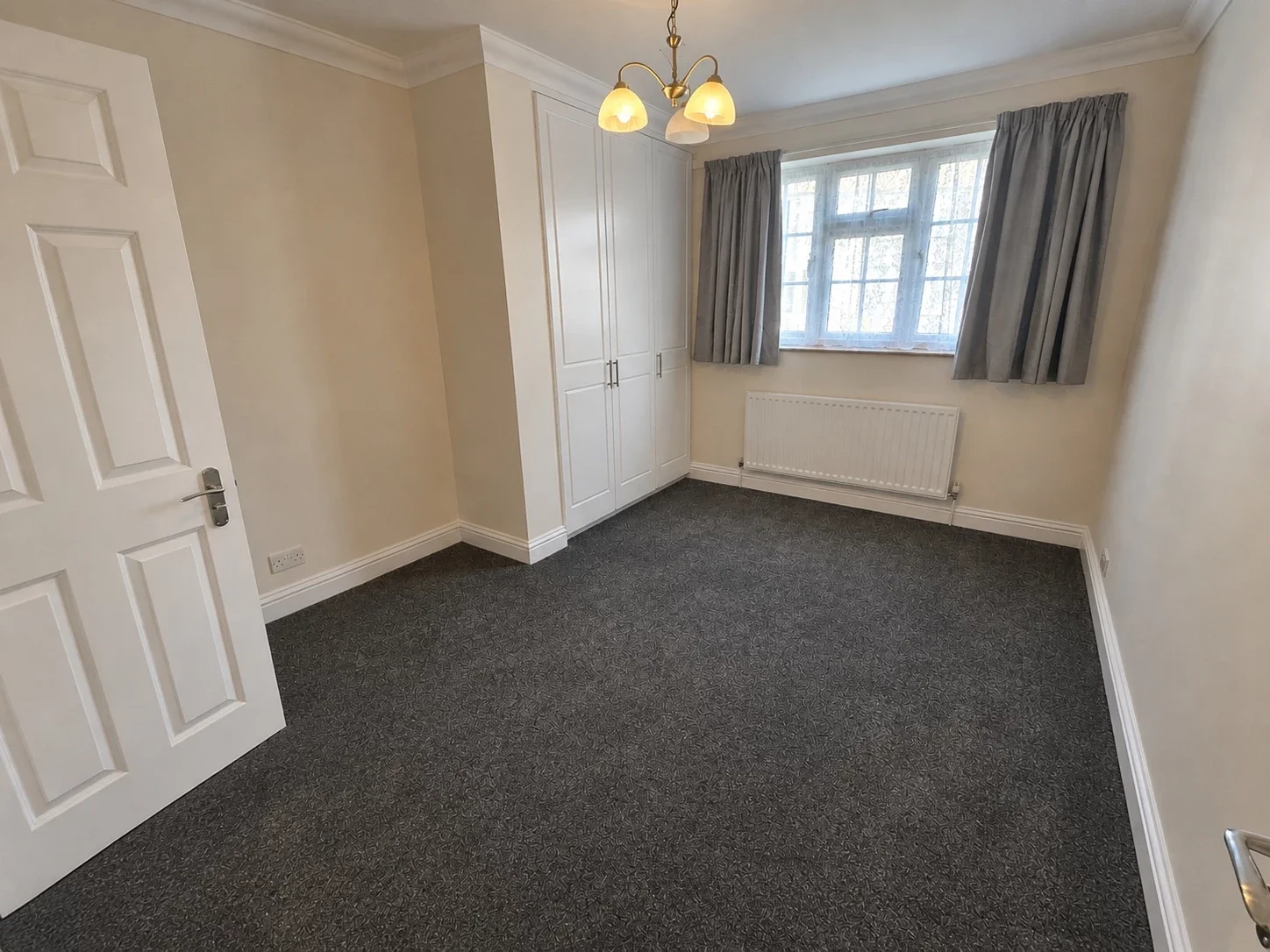 Flat Hale Lane in Greater London