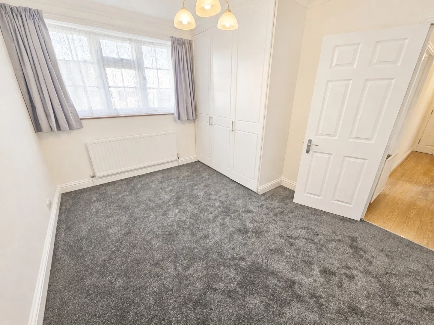 Flat Hale Lane in Greater London
