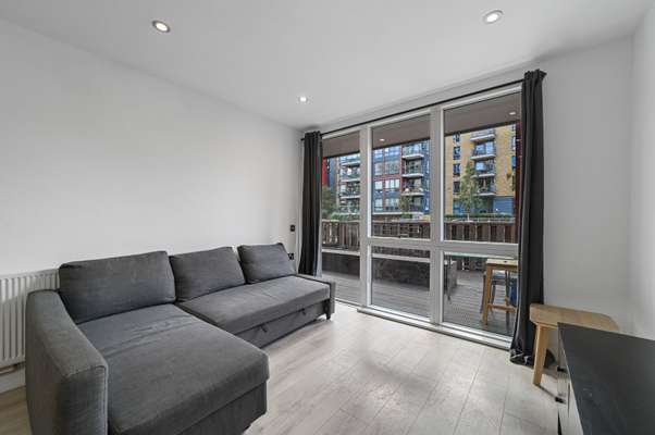 Flat Kingsland Road in Greater London
