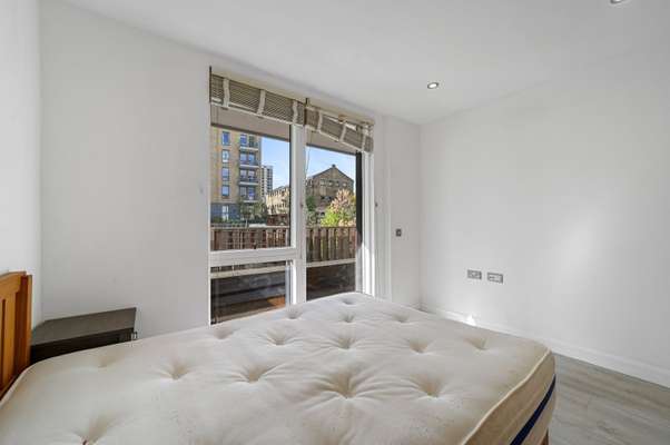 Flat Kingsland Road in Greater London