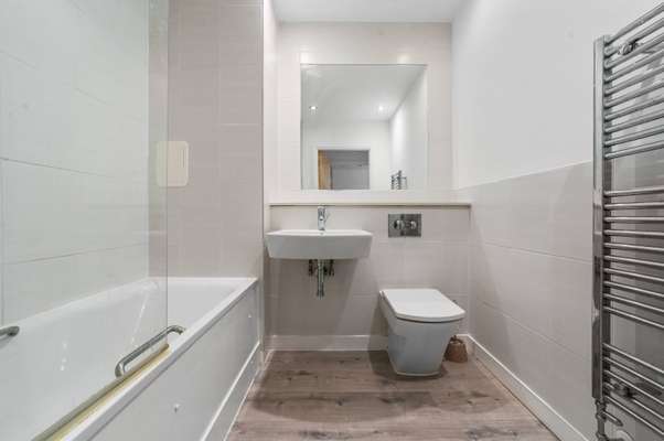Flat Kingsland Road in Greater London