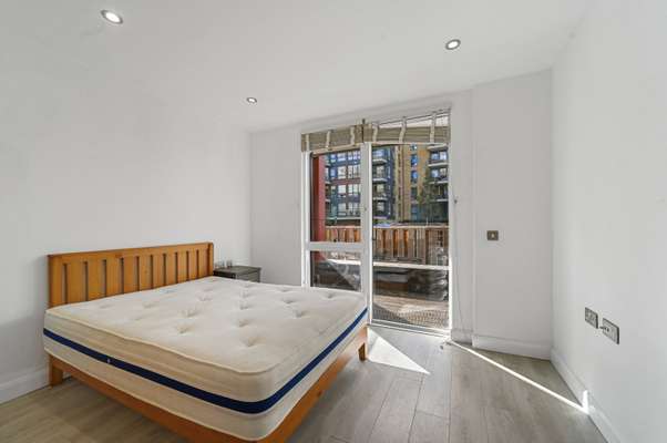 Flat Kingsland Road in Greater London