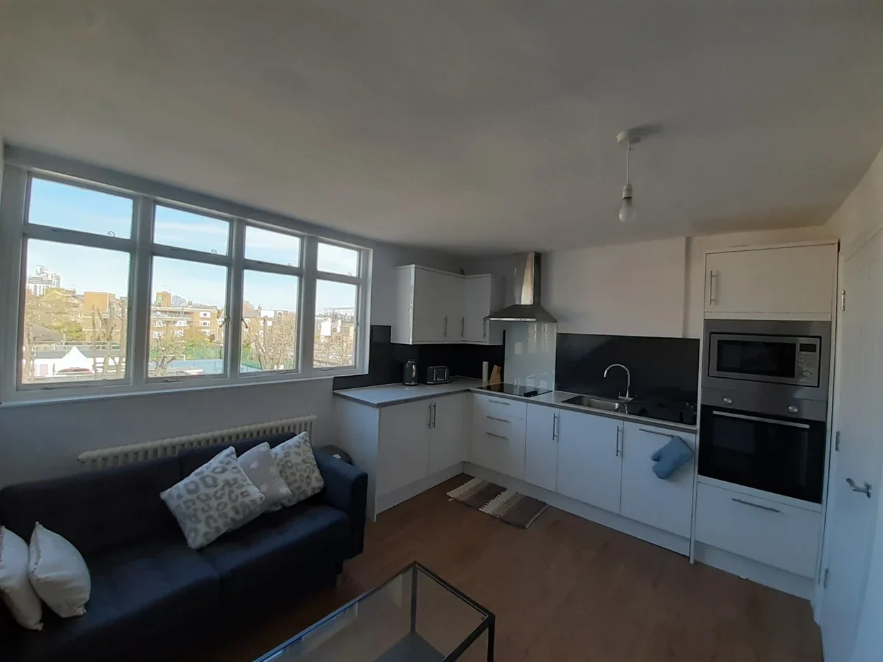 Flat Queen's Drive in Greater London