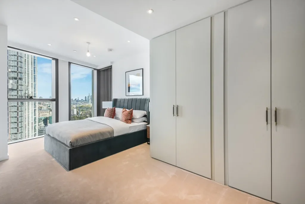 Flat Carnation Way in Greater London