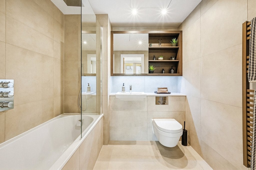 Flat Ponton Road in Greater London