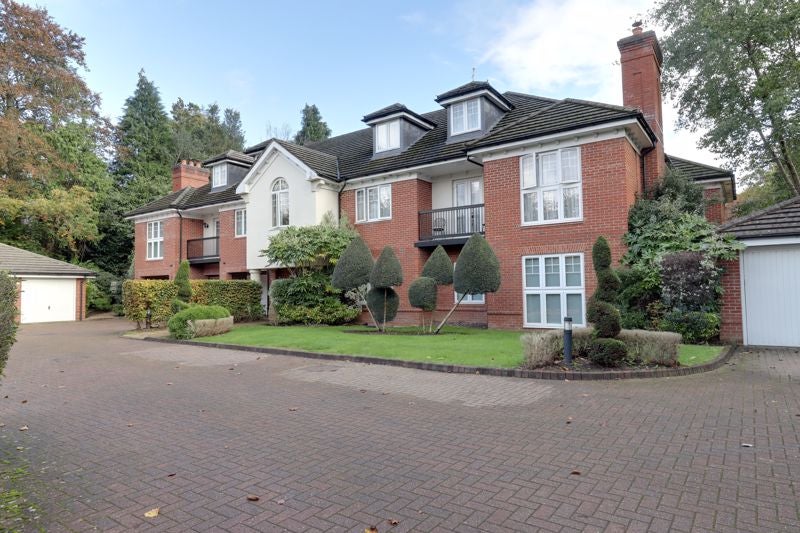 Flat Lady Margaret Road in Sunningdale
