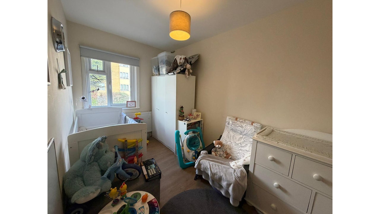 Flat Bathurst Walk in Richings Park
