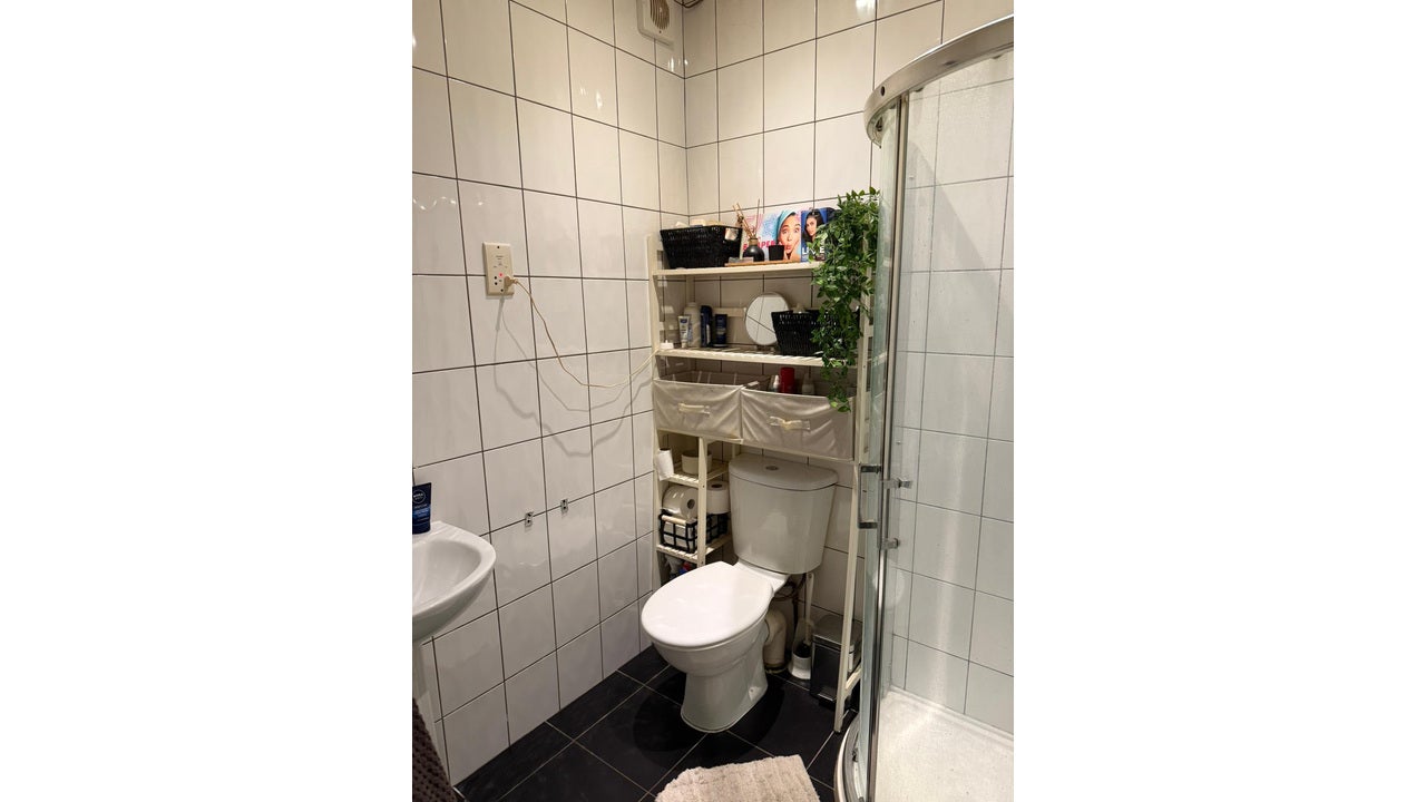 Flat Bathurst Walk in Richings Park