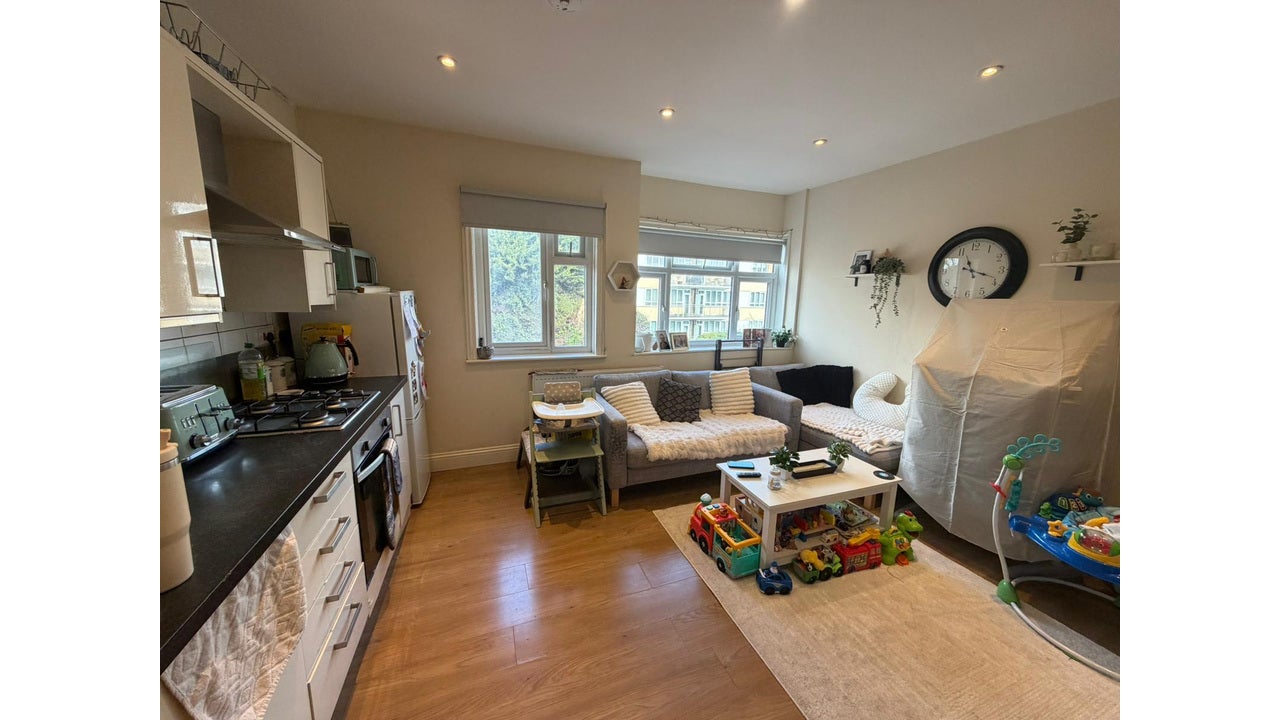 Flat Bathurst Walk in Richings Park