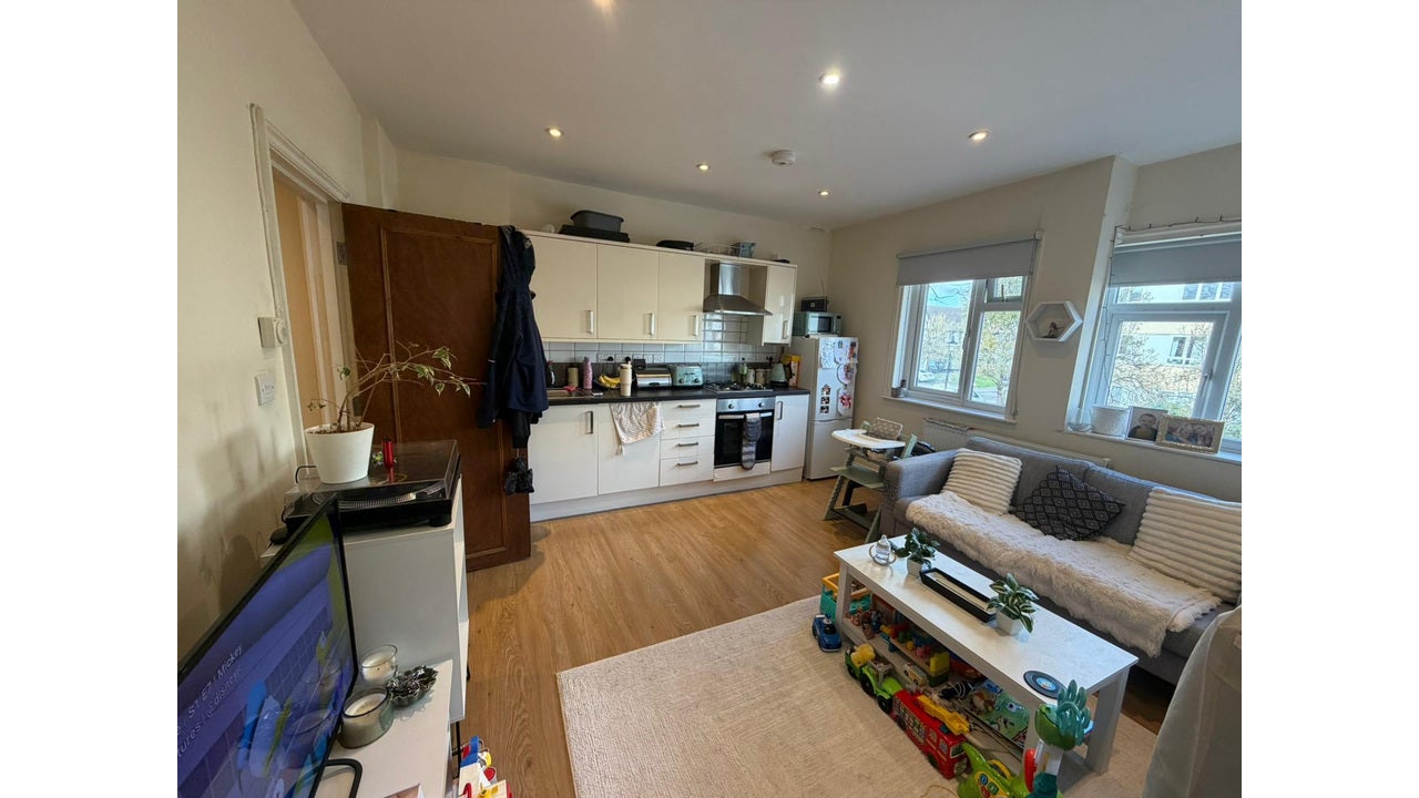 Flat Bathurst Walk in Richings Park