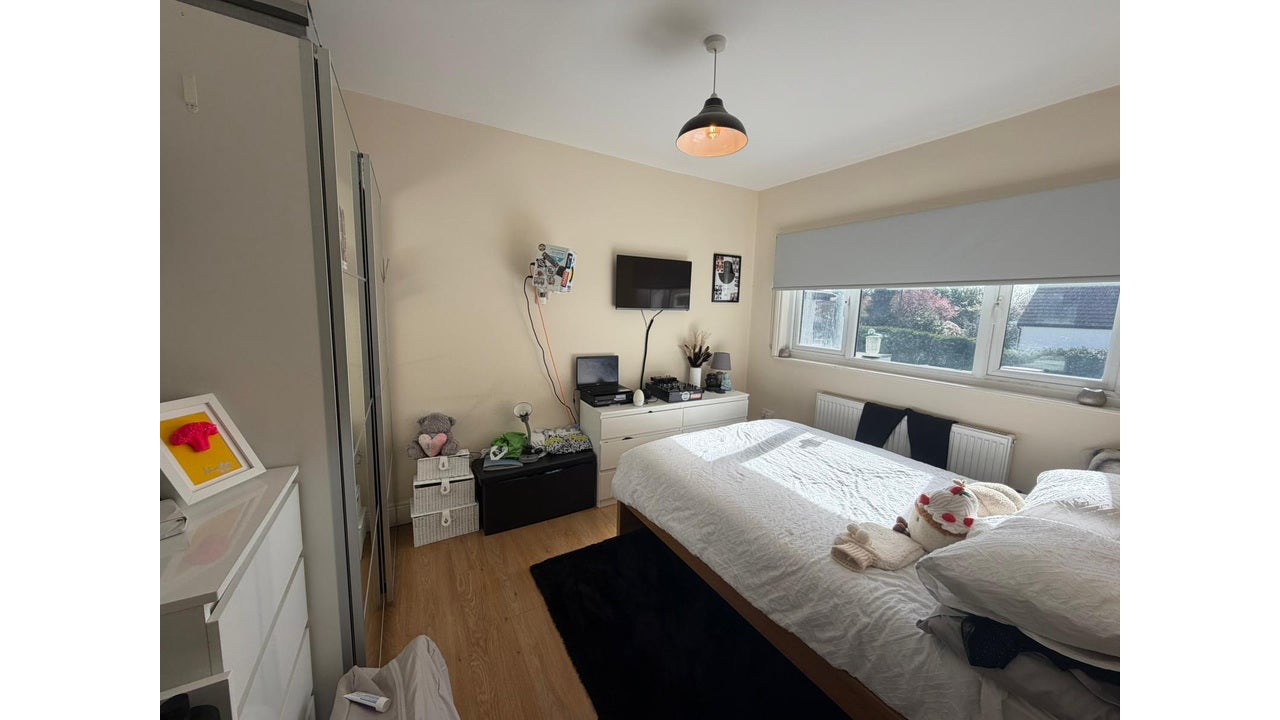 Flat Bathurst Walk in Richings Park