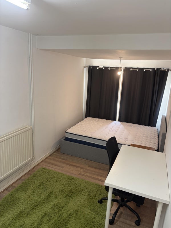 Room Evesham Road in Greater London