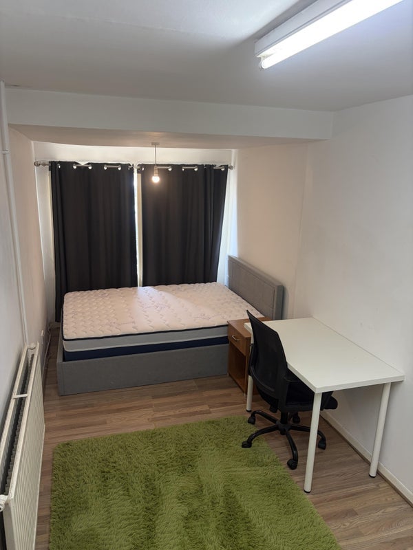 Room Evesham Road in Greater London