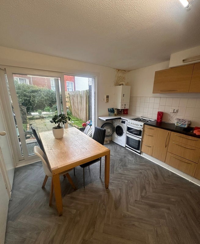 Room Evesham Road in Greater London