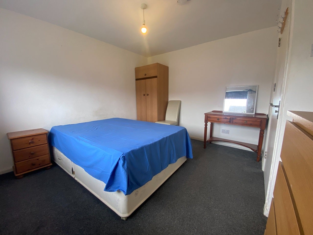 Room Cross Path in Crawley