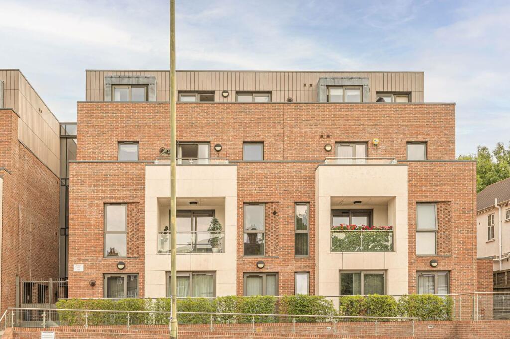 Flat Finchley Road in Greater London