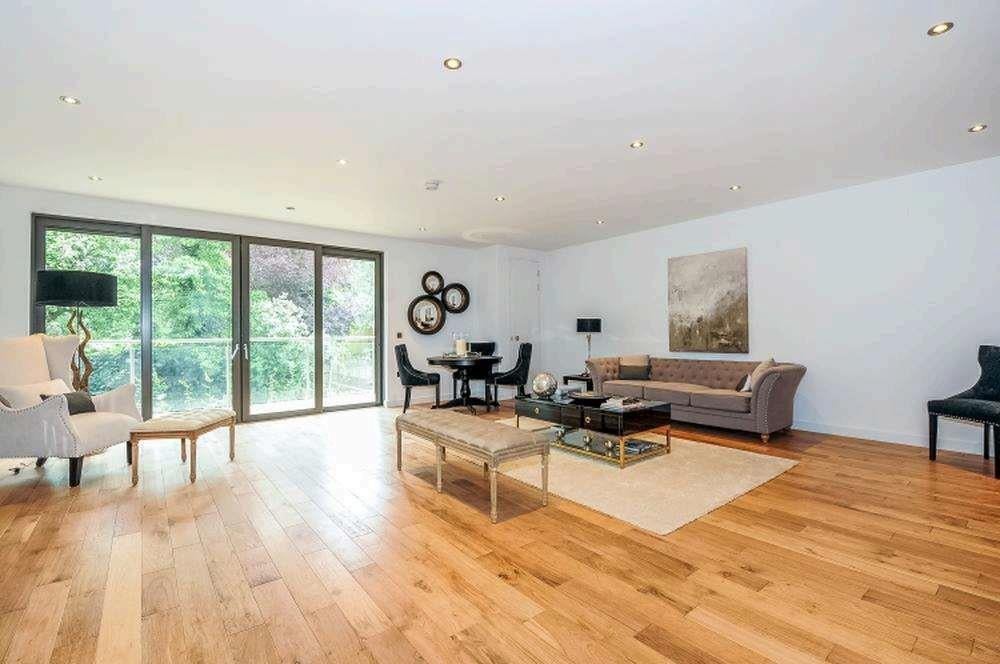 Flat Finchley Road in Greater London