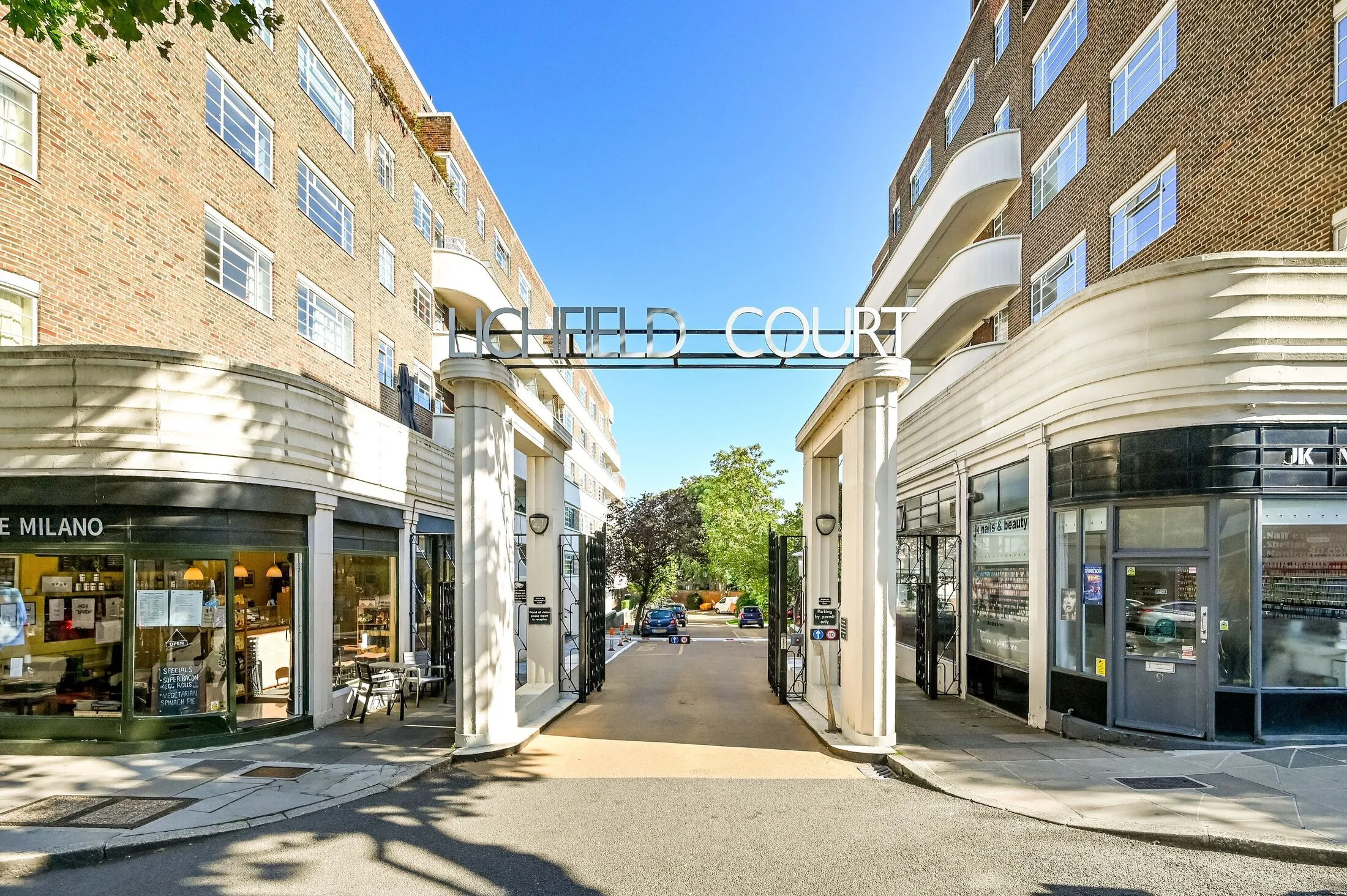 Flat Sheen Road in Greater London