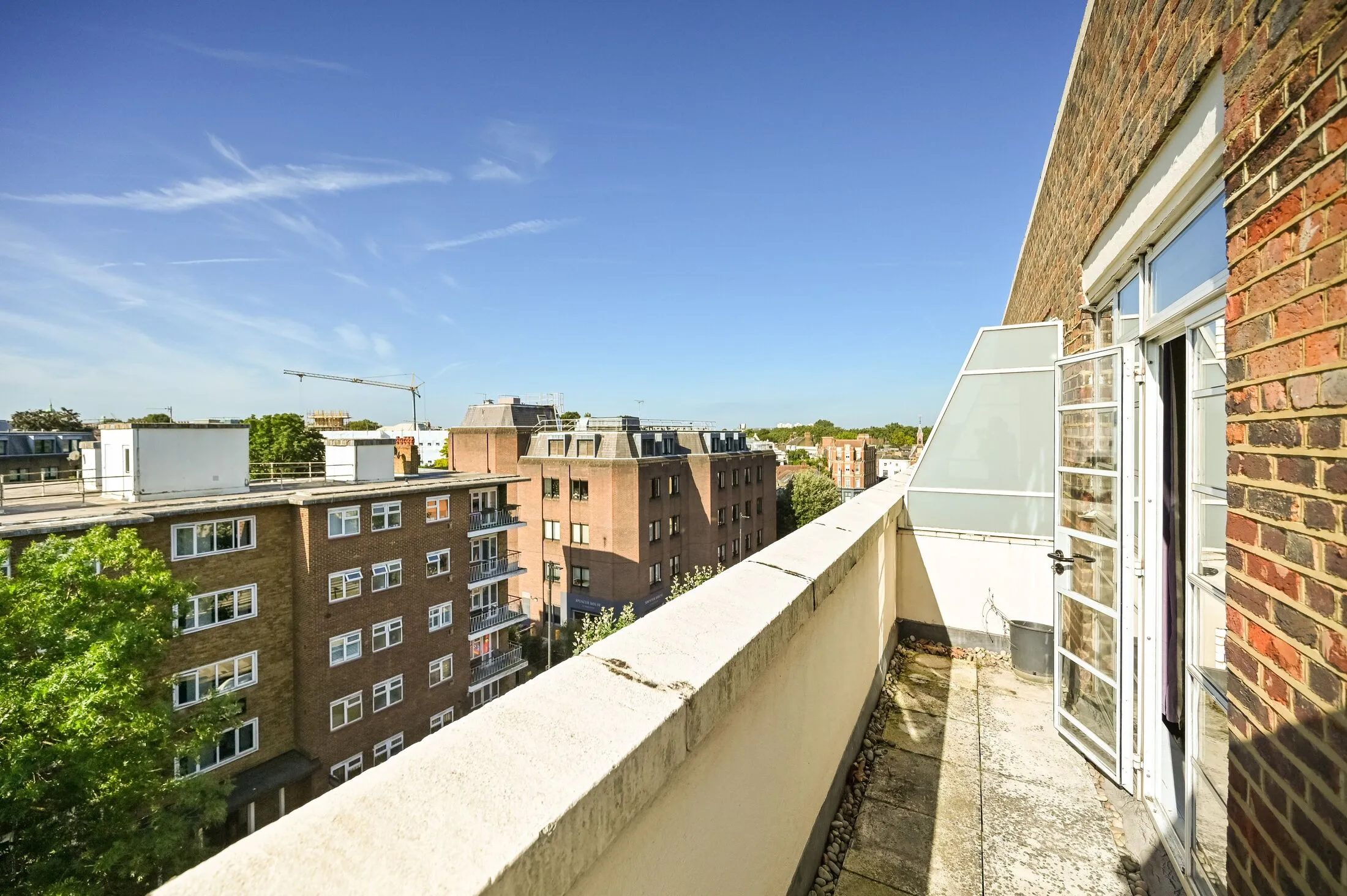 Flat Sheen Road in Greater London